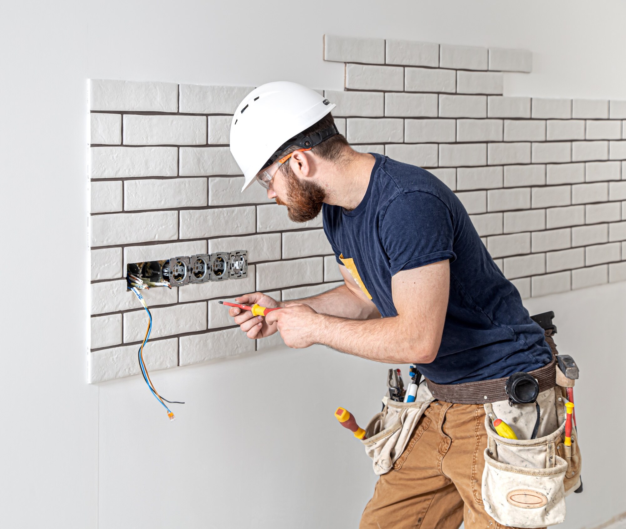 trabajador-construccion-electricista-barba-monos-instalacion-enchufes-concepto-renovacion-hogar